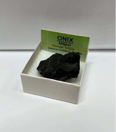 Piedra natural de onix negro en bruto