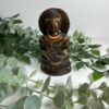 Budha meditando sobre lotus oscuro