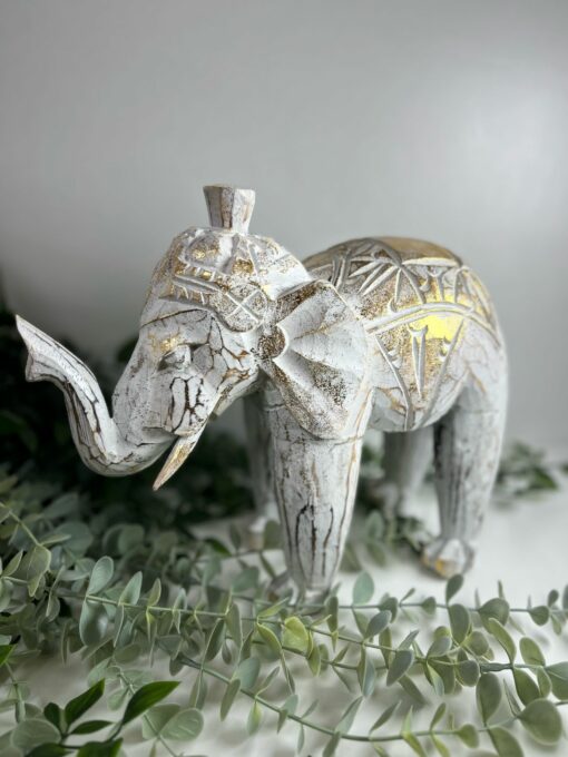 Elefante tallado en madera oro blanco